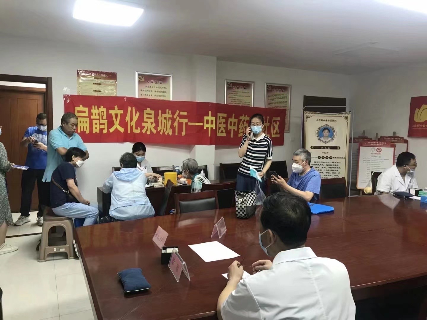 爱心义诊进社区，便民服务暖人心