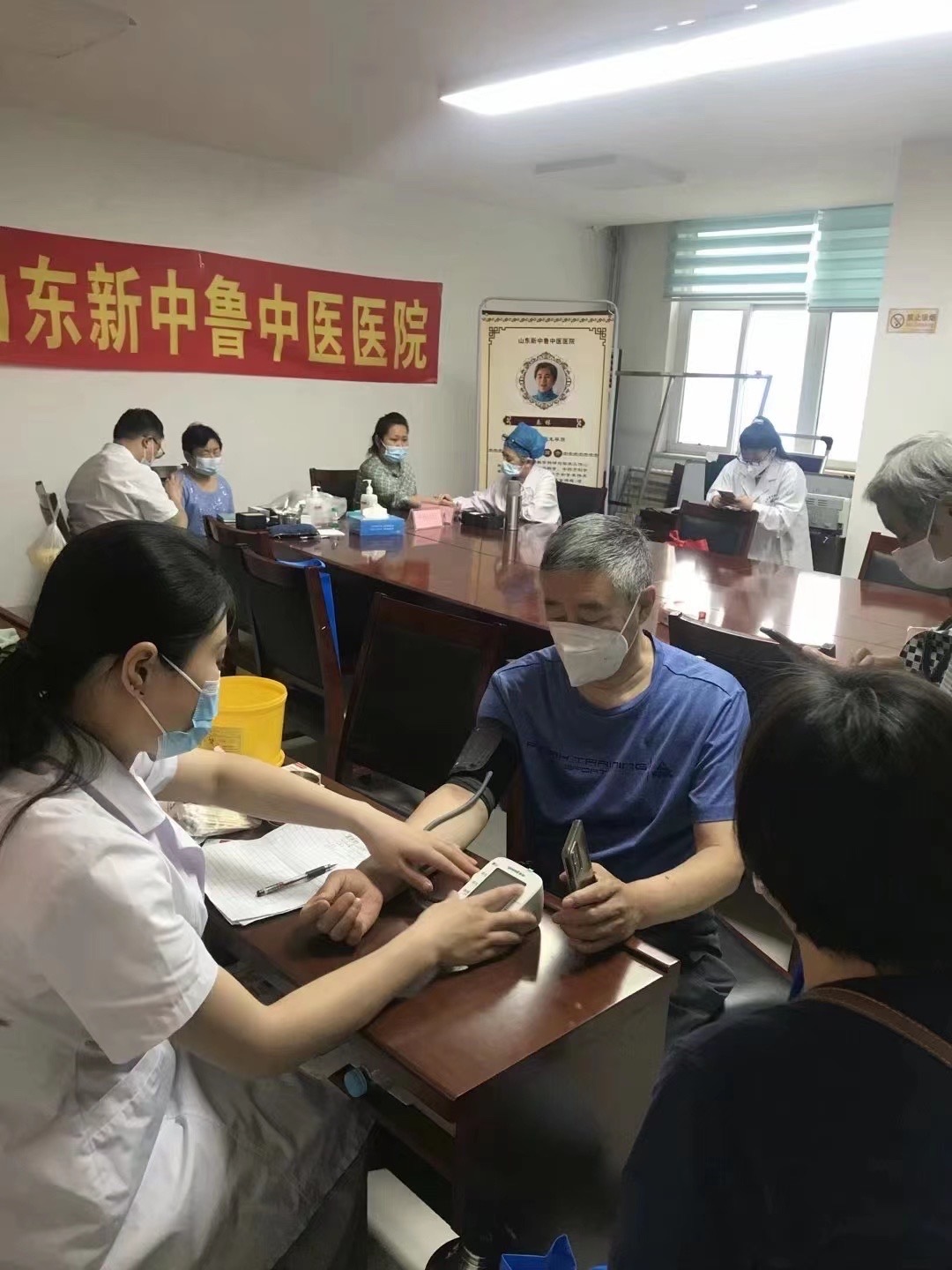 爱心义诊进社区，便民服务暖人心