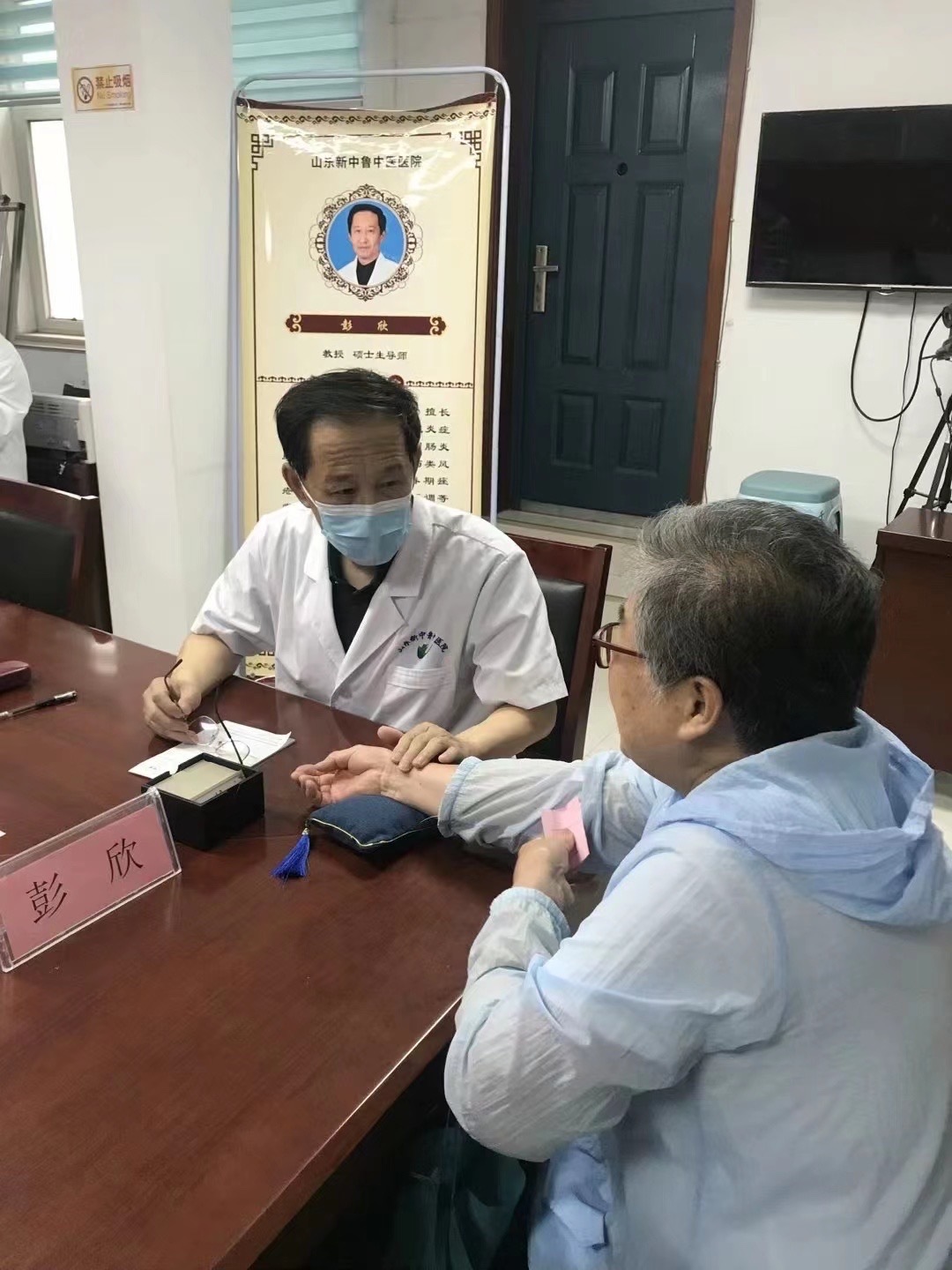 爱心义诊进社区，便民服务暖人心